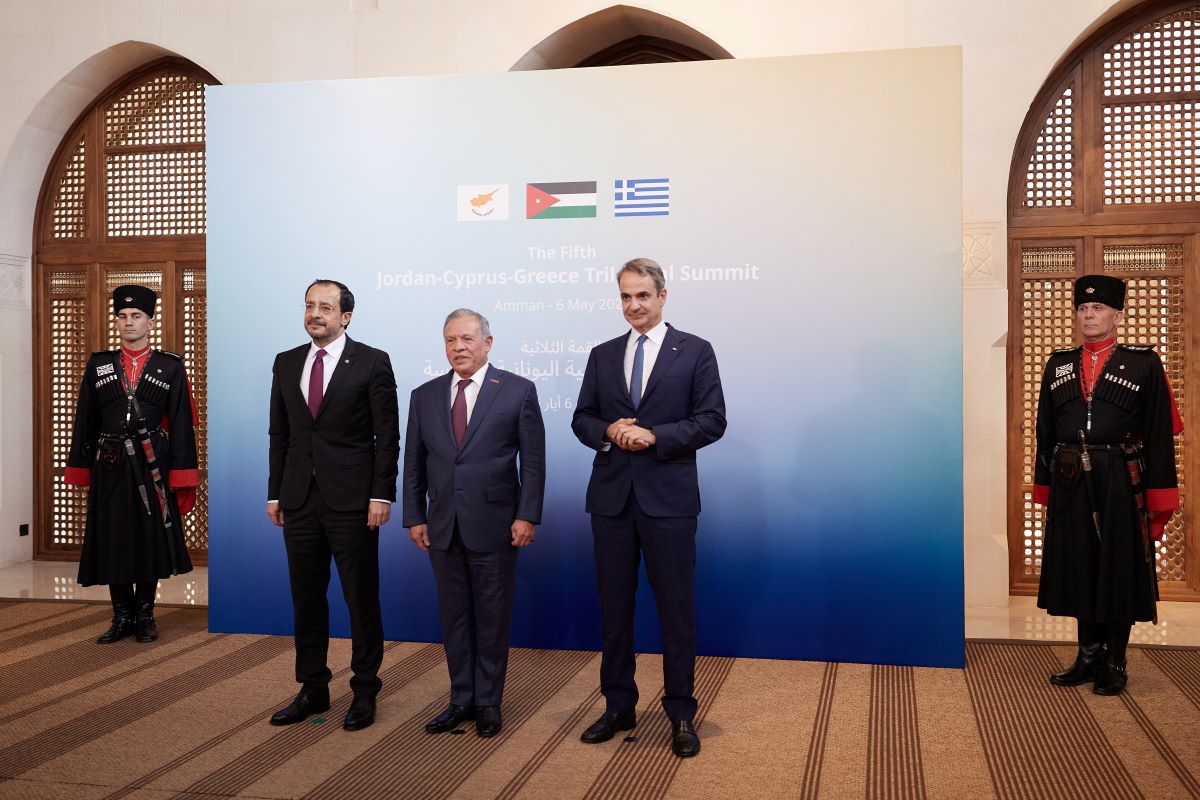 Κυριάκος Μητσοτάκης στη Σύνοδο Ελλάδας, Κύπρου, Ιορδανίας: Στα Στενά του Ορμούζ θα πρέπει να επιστρέψουμε στο προηγούμενο status quo