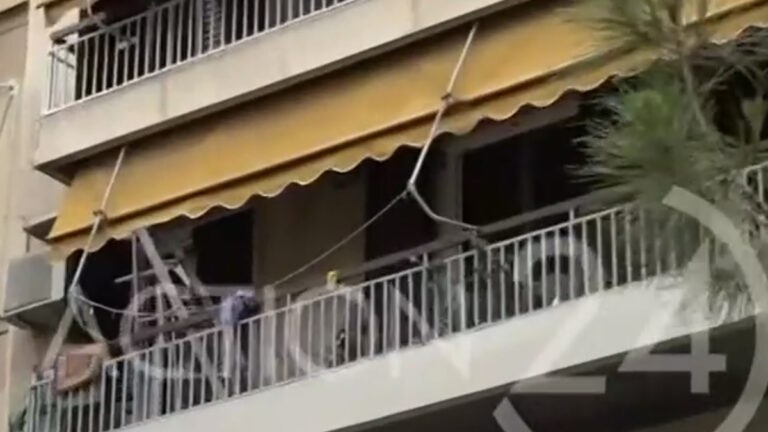 Το μπαλκόνι από το οποίο έπεσε η ηλικιωμένη στο Νέο Φάληρο