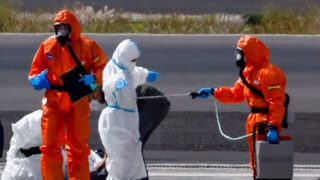 Επιβάτες του MV Hondius απολυμαίνονται
