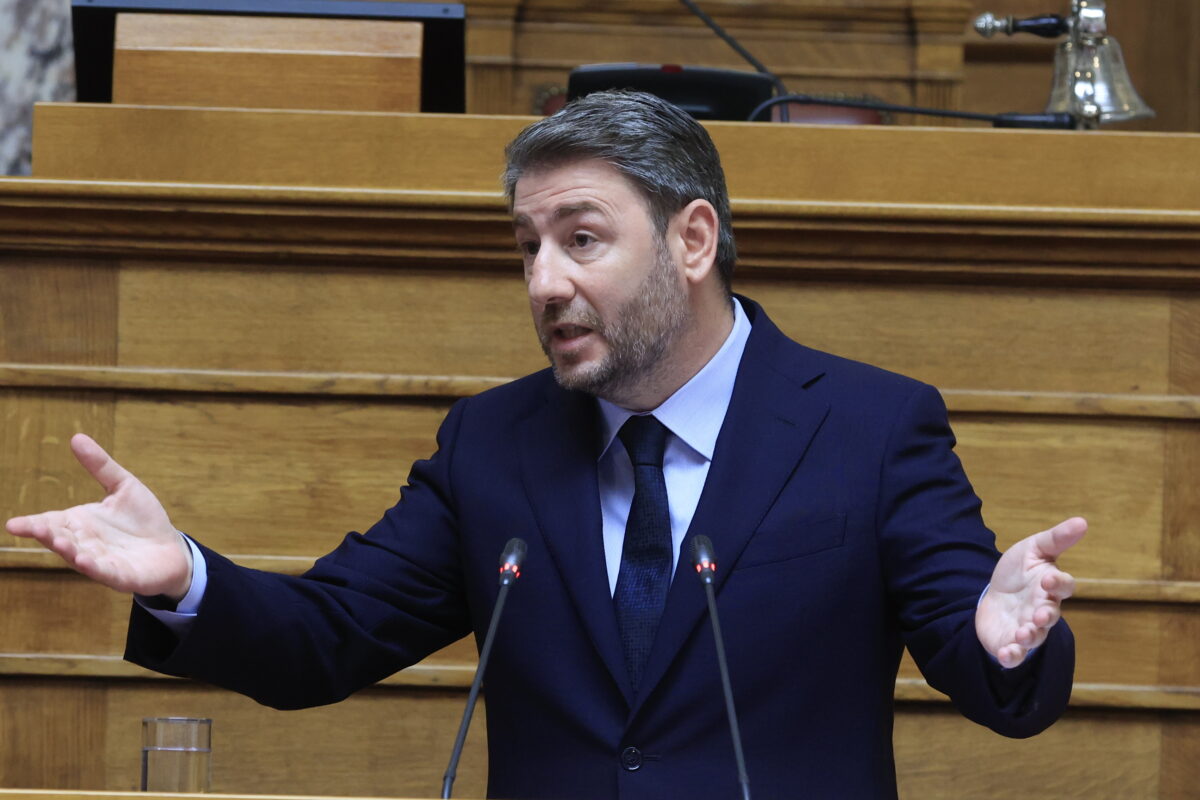 Ανδρουλάκης κατά Μητσοτάκη για αναθεώρηση: «Στρίβειν διά του Συντάγματος» για να ξεφύγει από τα σκάνδαλα - Live η ομιλία