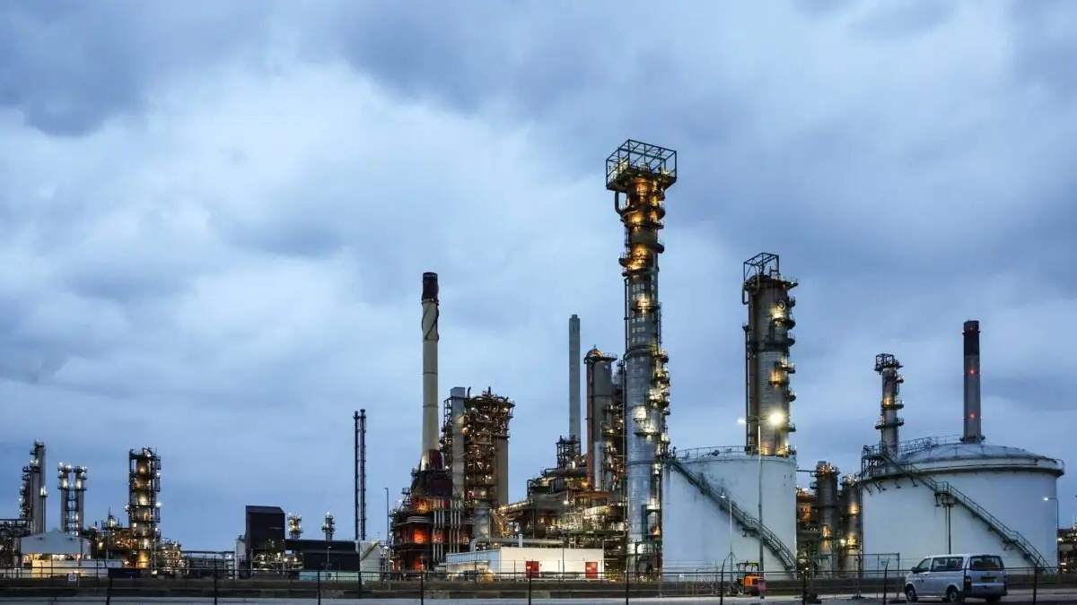 Πετρέλαιο: Σχεδόν 20% έπεσαν οι τιμές τον Μάϊο – Το Brent παραμένει ακριβότερο κατά 25% σε σχέση με τα προπολεμικά επίπεδα