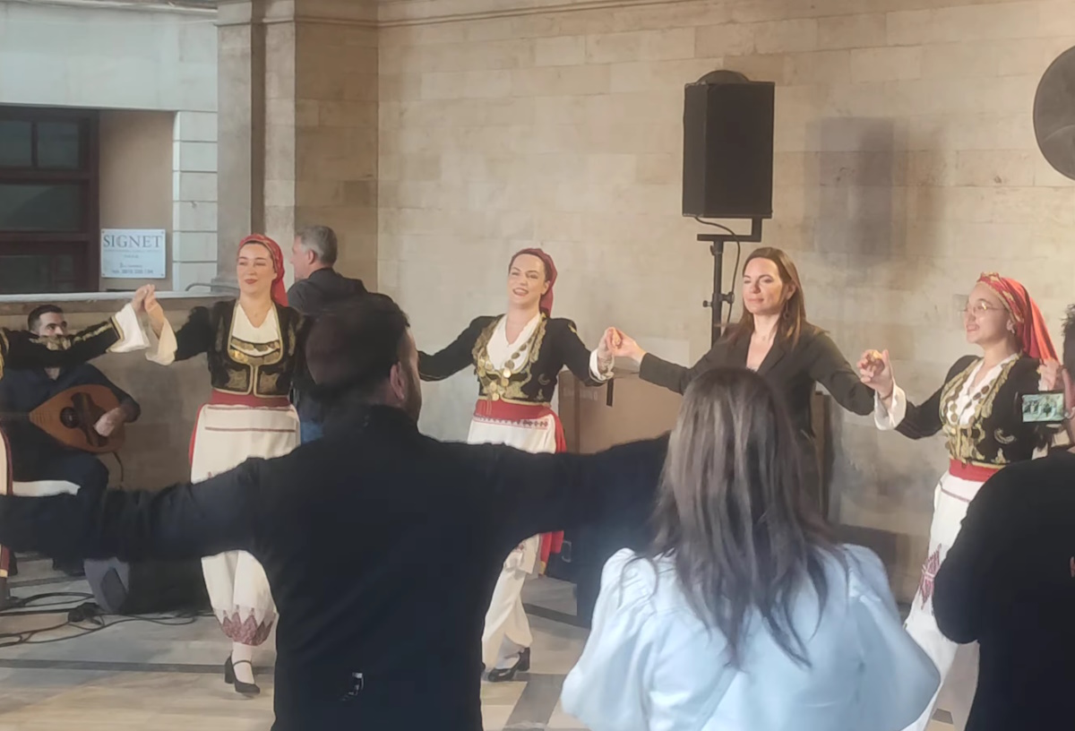 Όλγα Κεφαλογιάννη: Στην Κρήτη μαζί με τα παιδιά της – Ο «Χανιώτης» που χόρεψε σε εκδήλωση του υπουργείου Τουρισμού
