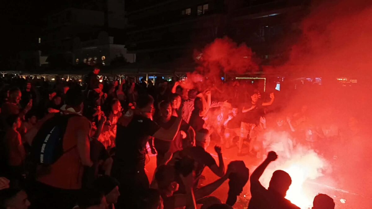 Ολυμπιακός: Ξέφρενο πάρτι με συνθήματα, καπνογόνα και βεγγαλικά σε κάθε γωνιά της Ελλάδας για την κατάκτηση της Euroleague 