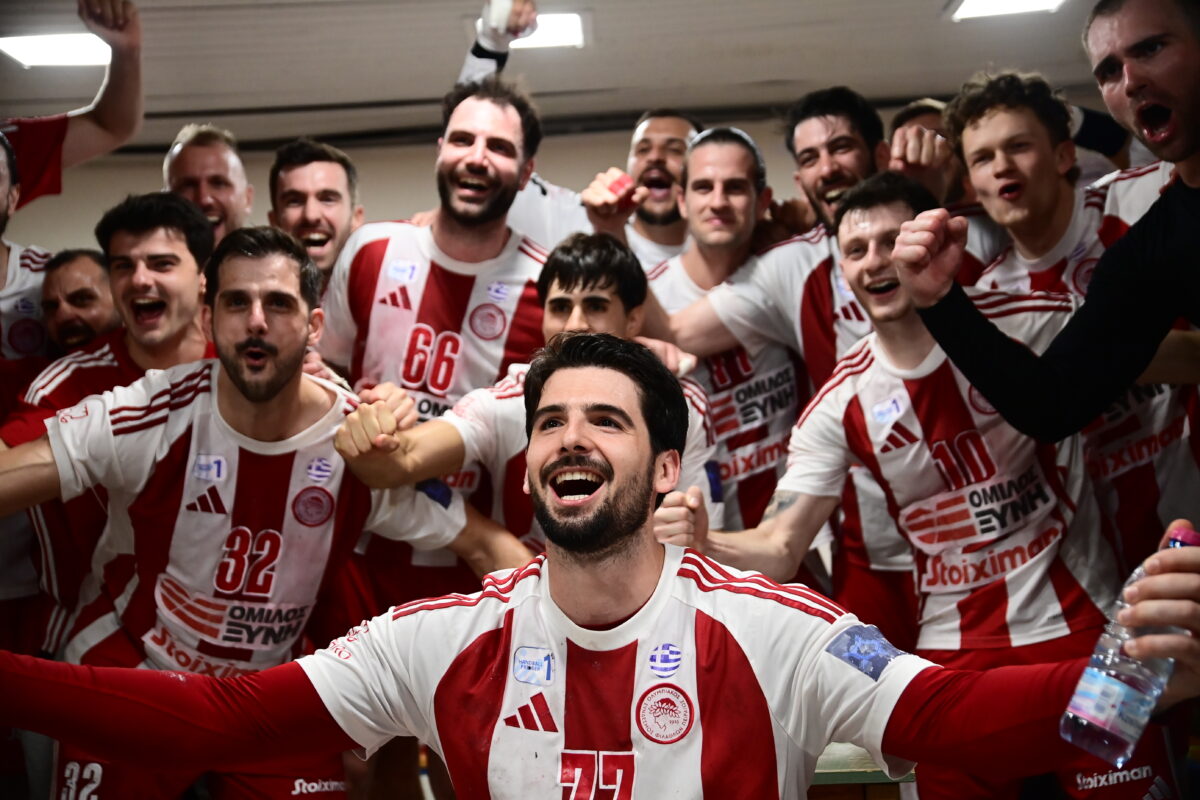 ΑΕΚ – Ολυμπιακός 27-31: Οι ερυθρόλευκοι υπέταξαν την Ένωση και κατέκτησαν την Handball Premier για τρίτη σερί φορά