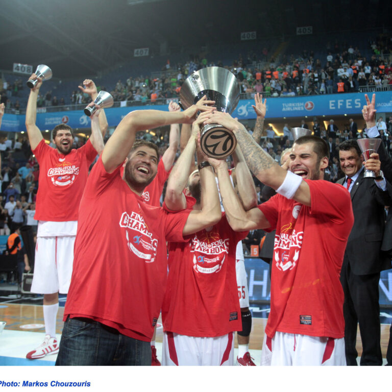 Η απονομή του τροπαίου της Euroleague στον Ολυμπιακό στην Πόλη το 2012