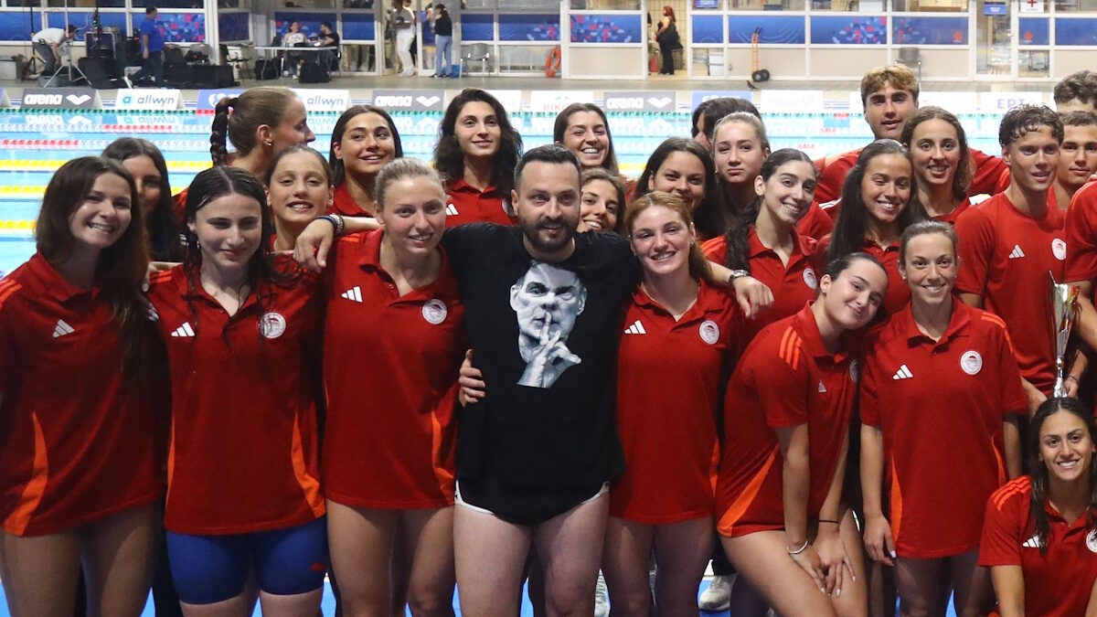 Με μπλούζα Μπαρτζώκα