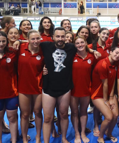 Με μπλούζα Μπαρτζώκα