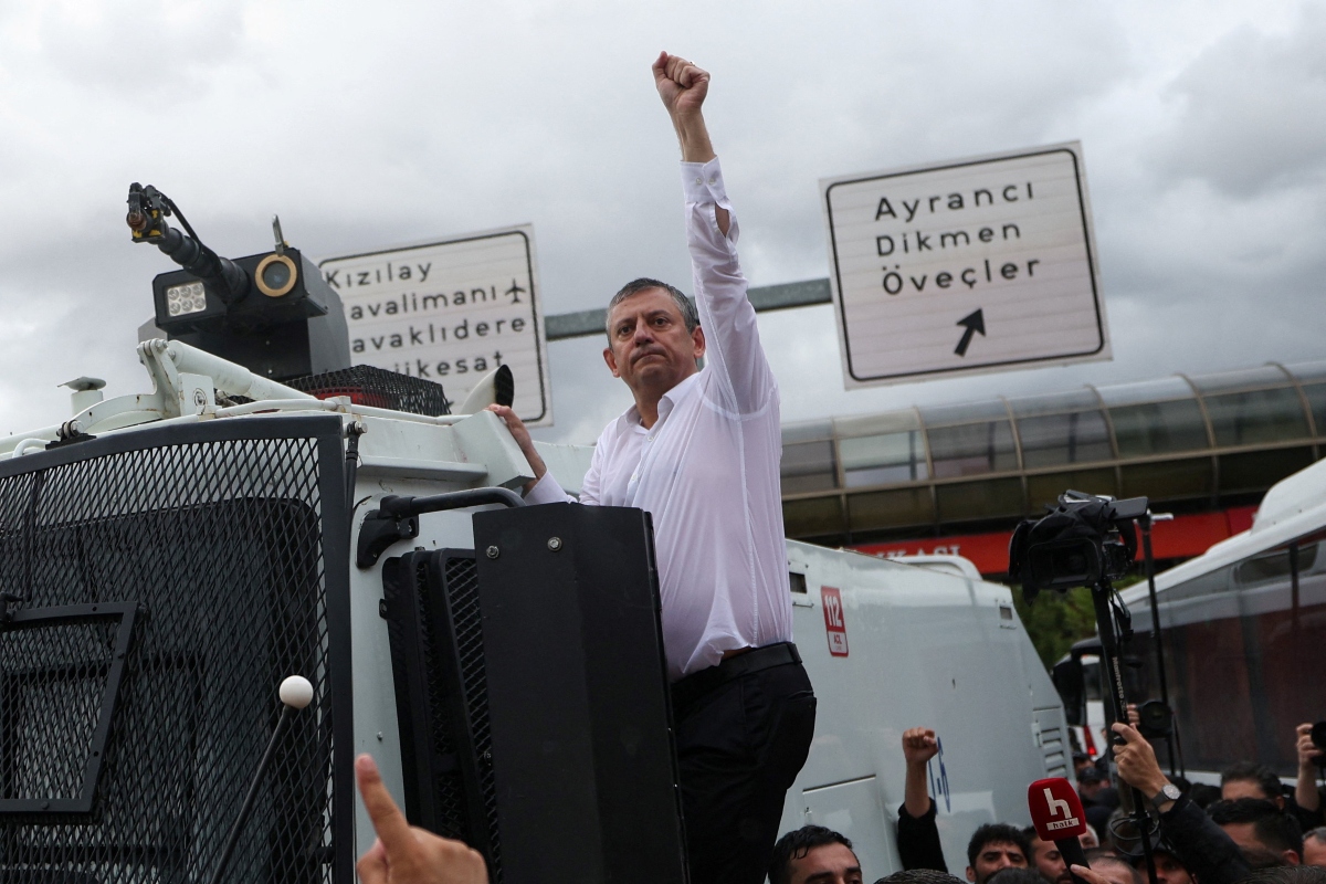 Ο Οζέλ έκανε πορεία προς την Εθνοσυνέλευση μέσα στη βροχή μετά τα επεισόδια στα γραφεία του CHP