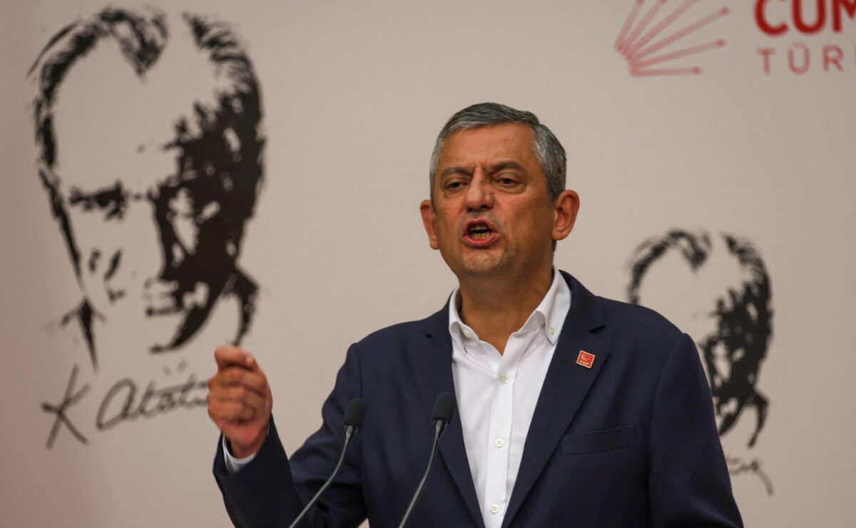 Πολιτική θύελλα στην Τουρκία μετά την καθαίρεση του Οζγκιούρ Οζέλ: Δεν παραδίδει την ηγεσία του CHP και καλεί σε «αντίσταση» – «Δεν πάω πουθενά»