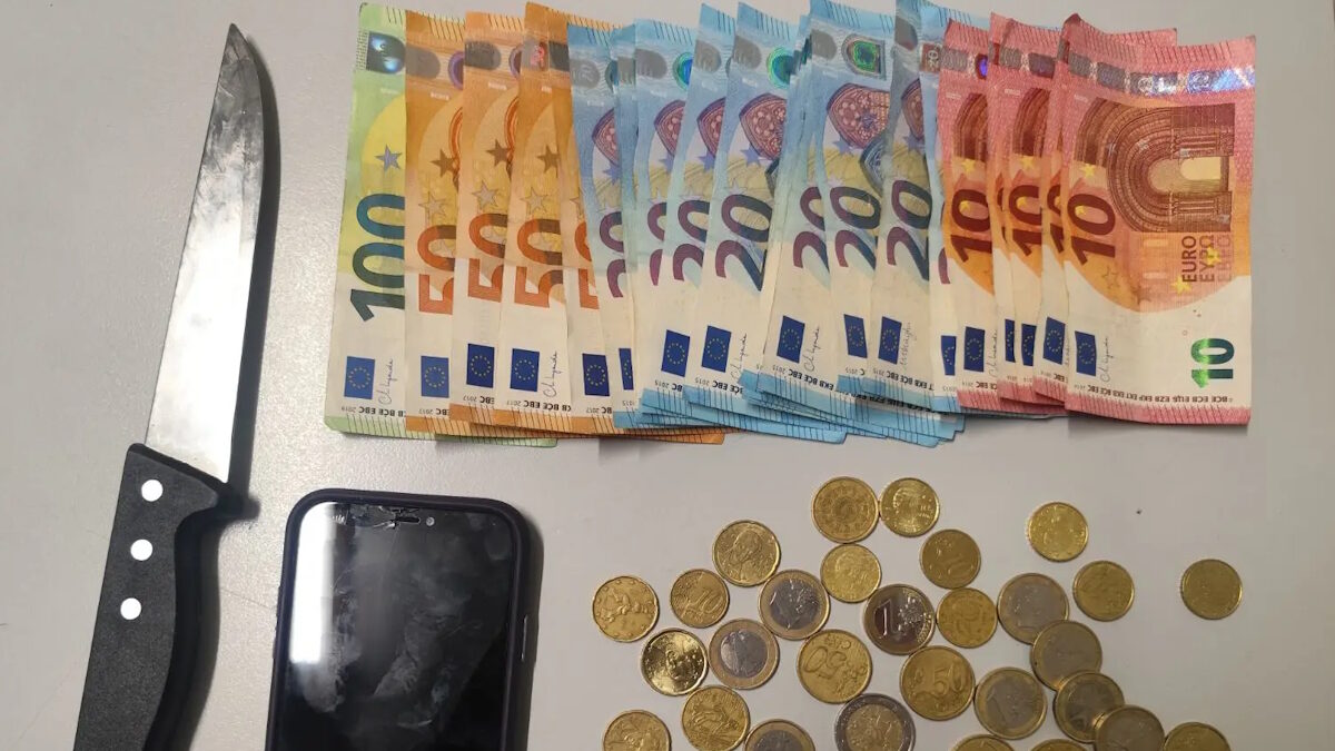 Λεφτά, μαχαίρι και κινητό που βρέθηκαν στην κατοχή των ληστών βενζινάδικου στο Παγκράτι