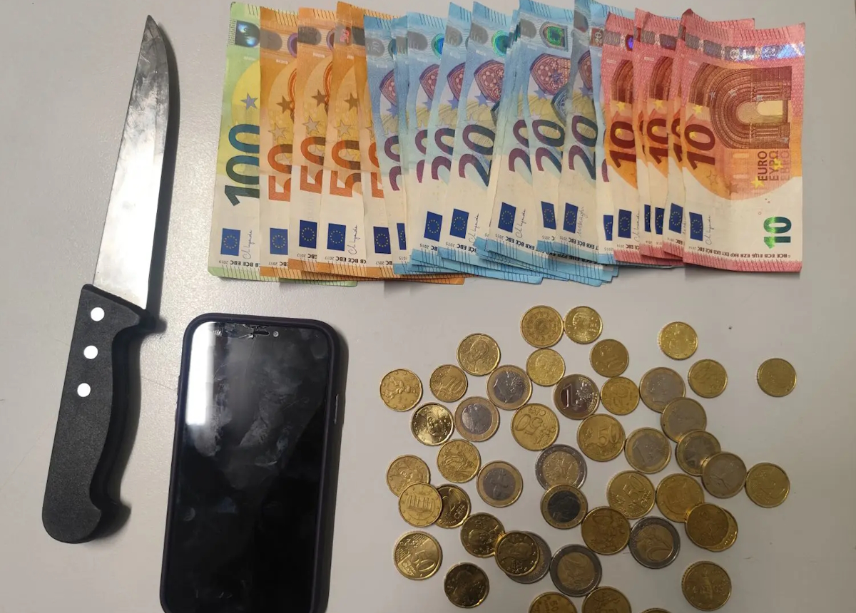 Λεφτά, μαχαίρι και κινητό που βρέθηκαν στην κατοχή των ληστών βενζινάδικου στο Παγκράτι