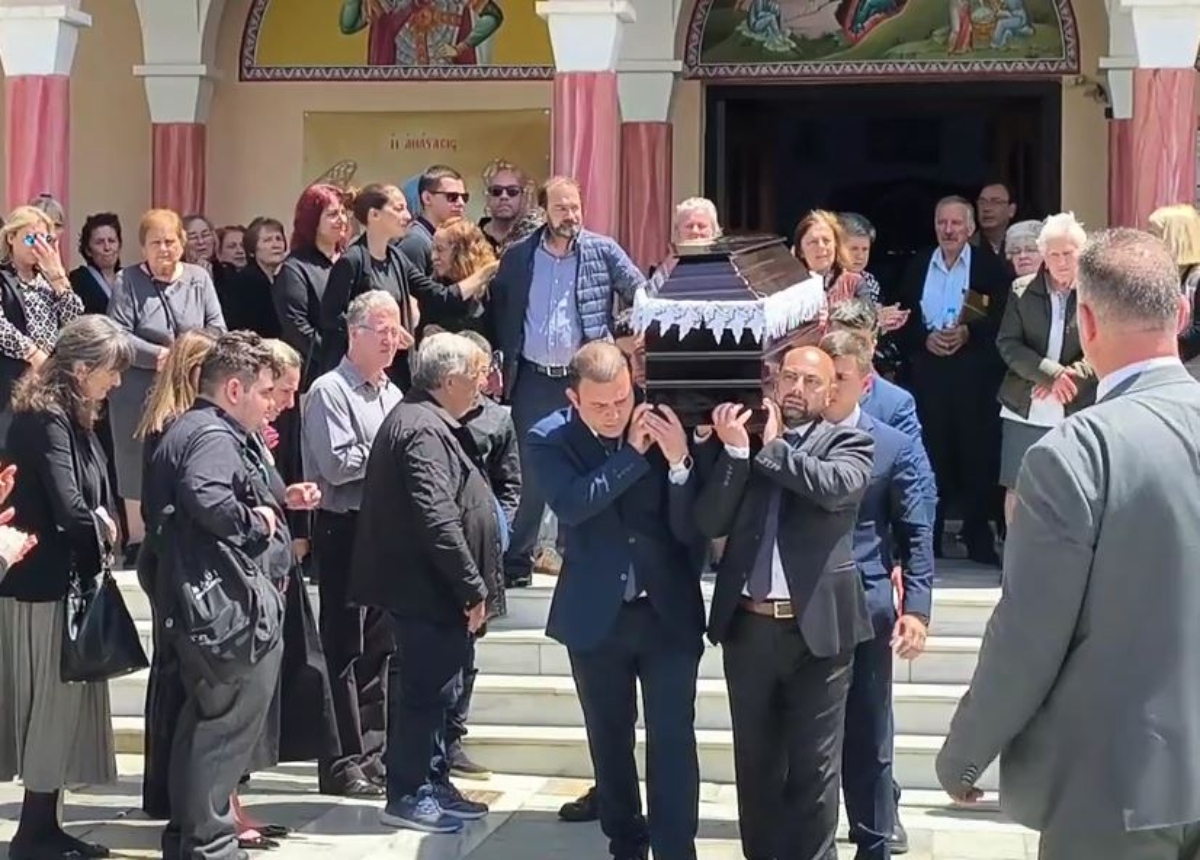 Παπα-Τσάκαλος: Συγγενείς και φίλοι του είπαν το «τελευταίο αντίο» - «Έφερε την ανατροπή τόσο στην Εκκλησία όσο και στην ελληνική κοινωνία»