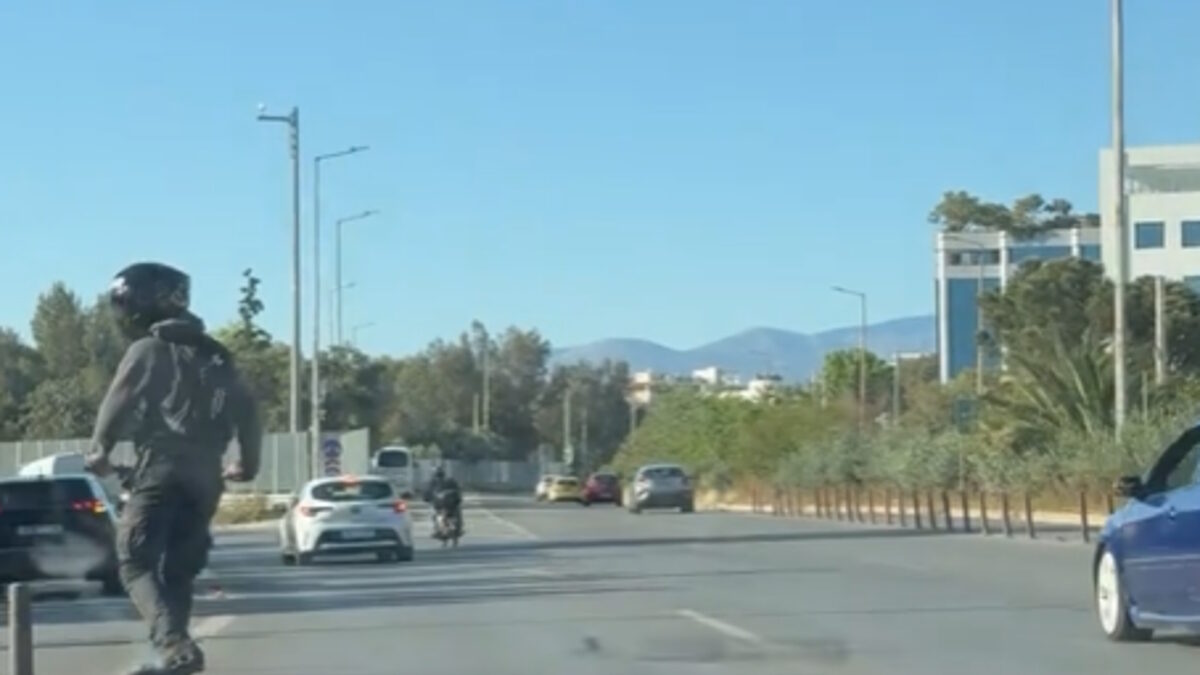 Αναβάτης σε πατίνι κινείται με μεγάλη ταχύτητα στην αριστερή λωρίδα της Ποσειδώνος και παραλίγο να πέσει