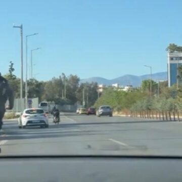 Αναβάτης σε πατίνι κινείται με μεγάλη ταχύτητα στην αριστερή λωρίδα της Ποσειδώνος και παραλίγο να πέσει