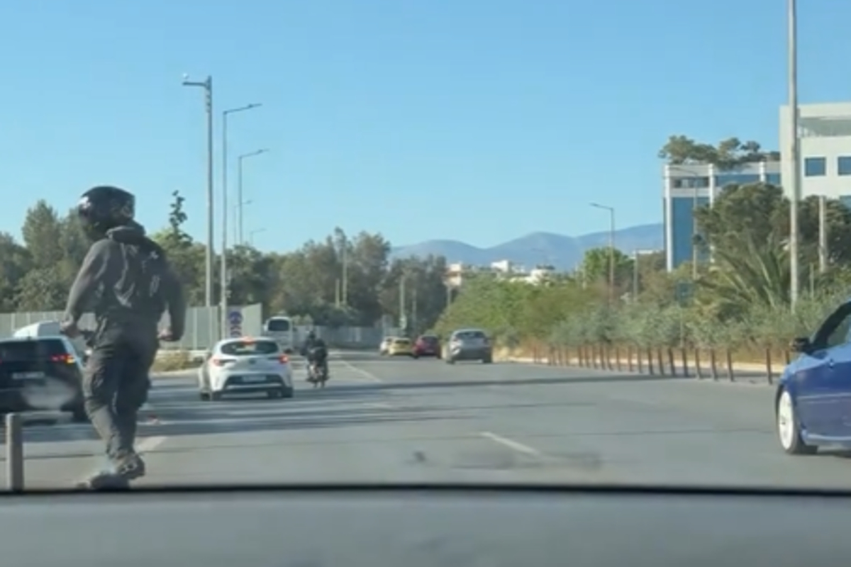 Βίντεο σοκ στην παραλιακή: Αναβάτης σε πατίνι κινείται με μεγάλη ταχύτητα στην αριστερή λωρίδα και παραλίγο να πέσει