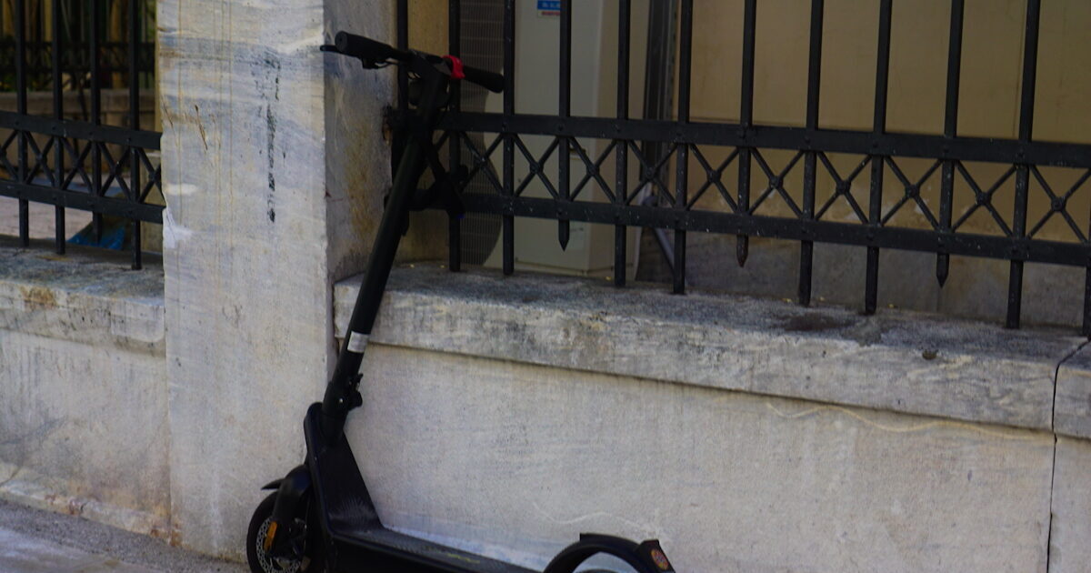 Σκιάθος: Ανήλικος παρέσυρε με το πατίνι του τουρίστα και τον εγκατέλειψε – Συνελήφθησαν και οι γονείς του