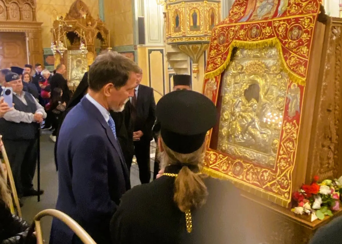 Ο Παύλος Ντε Γκρες μπροστά στην εικόνα «Άξιον Εστί» στο Μεσολόγγι