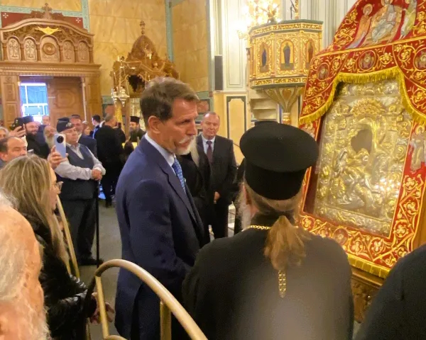 Ο Παύλος Ντε Γκρες μπροστά στην εικόνα «Άξιον Εστί» στο Μεσολόγγι