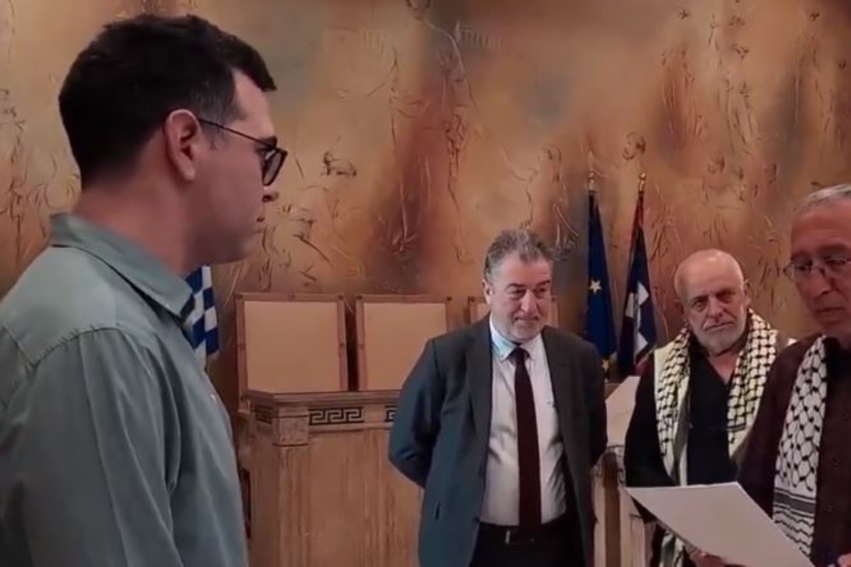 Ο Πέτρος Κωνσταντίνου της ΑΝΤΑΡΣΥΑ αυτοσχεδίασε στον όρκο του στο δημοτικό συμβούλιο της Αθήνας - «Λέει ανοησίες αντί για τον όρκο στο Σύνταγμα» λέει ο Γεωργιάδης