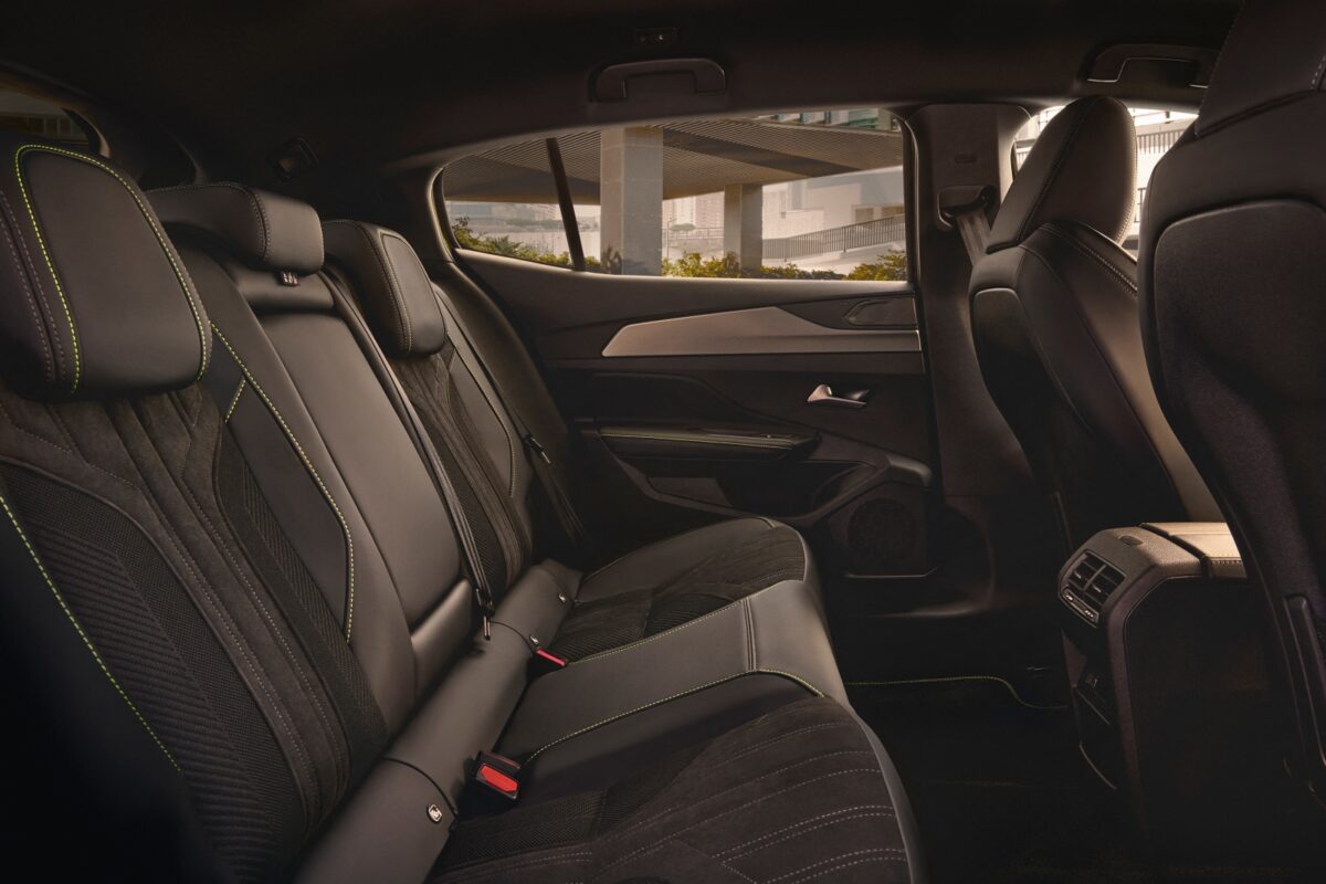 PEUGEOT 408