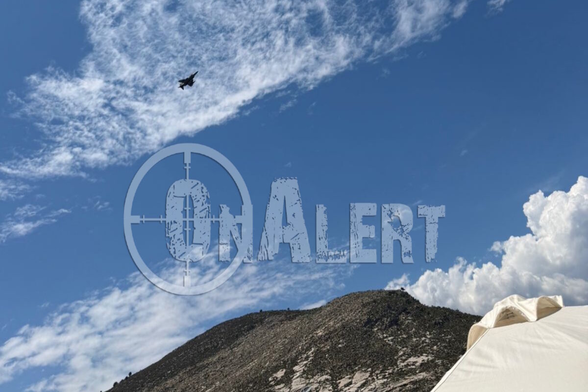 Ελληνικό μαχητικό αεροσκάφος τύπου F-4 Phantom πάνω από το Καστελόριζο
