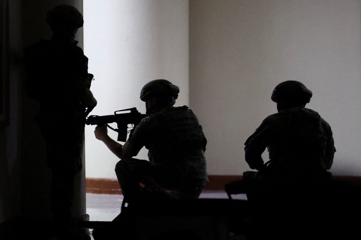 Φιλιππινέζοι στρατιωτικοί μέσα στο κτήριο της Γερουσίας