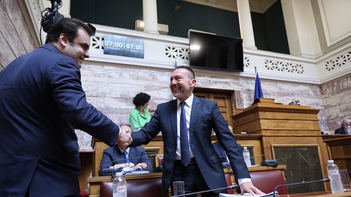Ο Κυριάκος Πιερρακάκης και ο Γιάννης Στουρνάρας στη συνεδρίαση της Επιτροπής Δημοσίων Επιχειρήσεων, Τραπεζών, Οργανισμών κοινής ωφέλειας και Φορέων κοινωνικής ασφάλισης /(ΓΙΑΝΝΗΣ ΠΑΝΑΓΟΠΟΥΛΟΣ/EUROKINISSI)