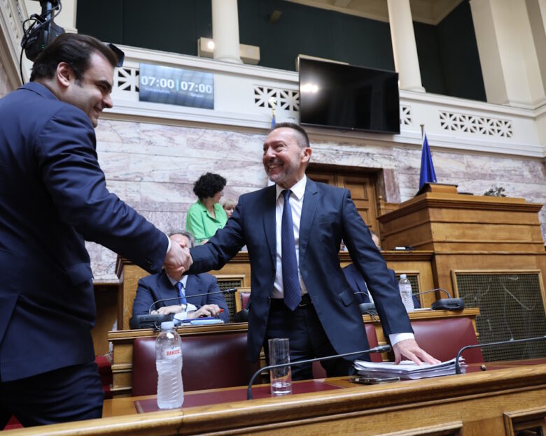 Ο Κυριάκος Πιερρακάκης και ο Γιάννης Στουρνάρας στη συνεδρίαση της Επιτροπής Δημοσίων Επιχειρήσεων, Τραπεζών, Οργανισμών κοινής ωφέλειας και Φορέων κοινωνικής ασφάλισης /(ΓΙΑΝΝΗΣ ΠΑΝΑΓΟΠΟΥΛΟΣ/EUROKINISSI)