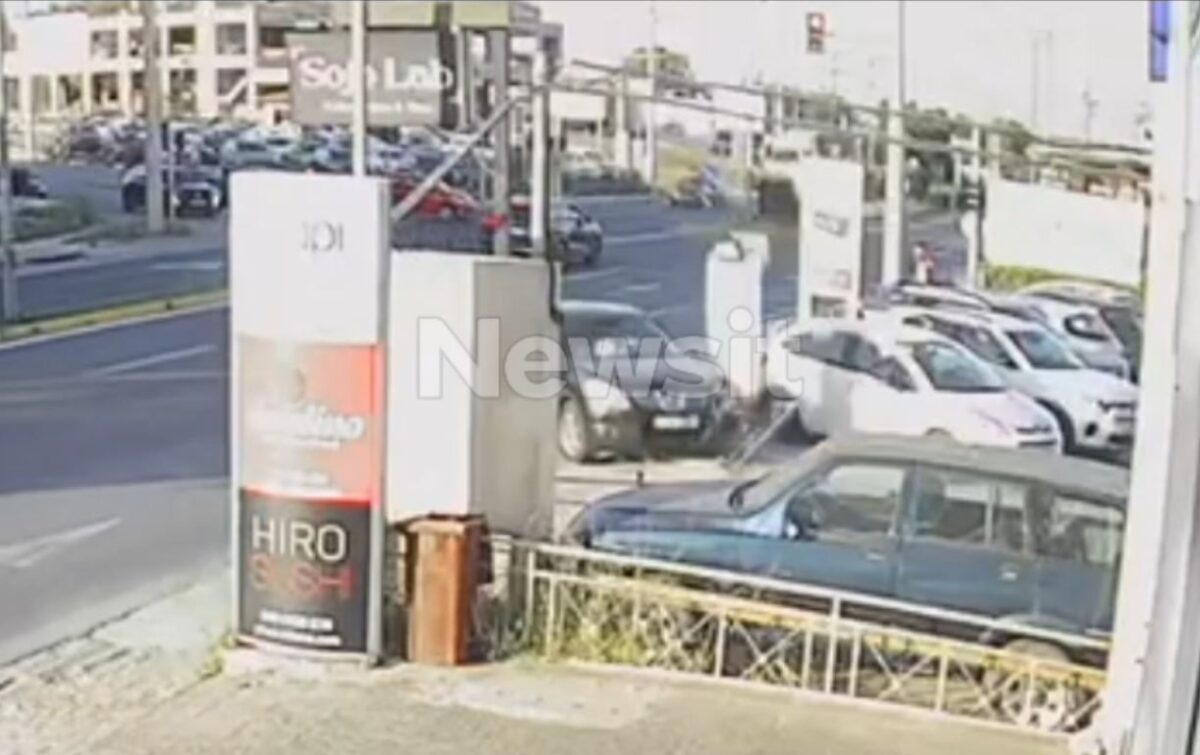 Η στιγμή που το αυτοκίνητο πέφτει στον εξωτερικό χώρο του καταστήματος
