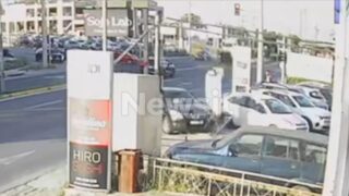 Η στιγμή που το αυτοκίνητο πέφτει στον εξωτερικό χώρο του καταστήματος