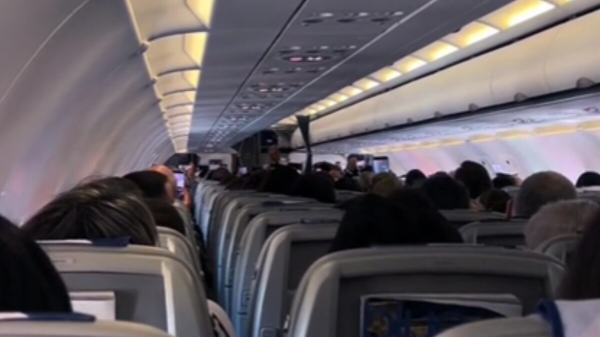 Η τελευταία πτήση πιλότου της Aegean μετά από 45 χρόνια δουλειάς: «Τιμή μου που συμμετείχατε», δείτε το συγκινητικό βίντεο