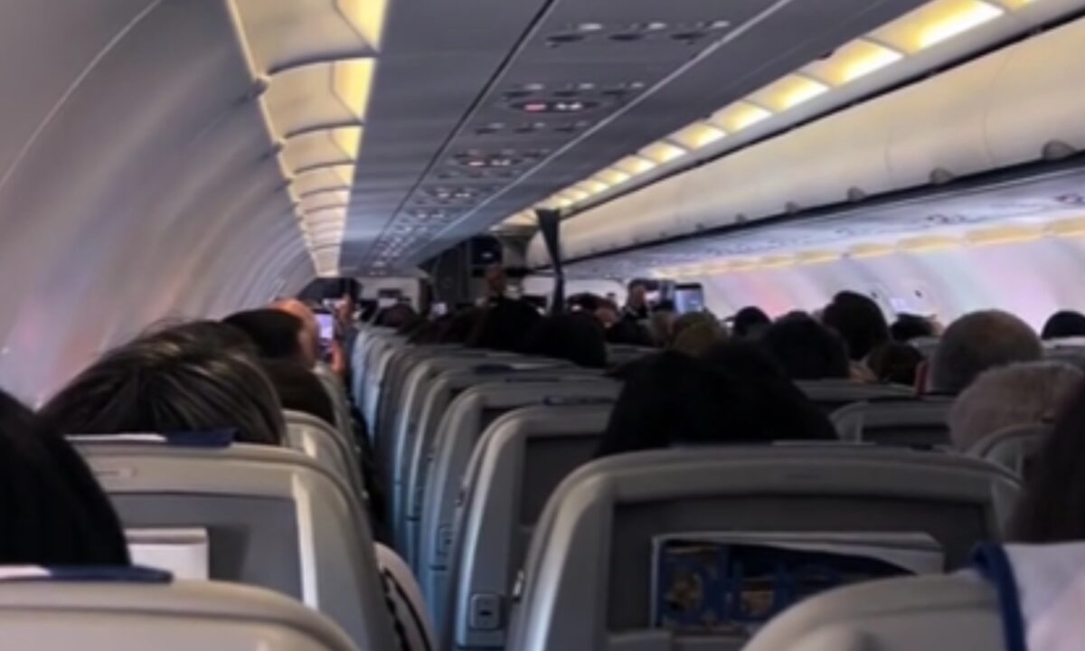 Η τελευταία πτήση πιλότου της Aegean μετά από 45 χρόνια δουλειάς: «Τιμή μου που συμμετείχατε», δείτε το συγκινητικό βίντεο