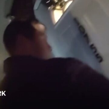 Αστυνομικός επιχειρεί να ανοίξει την πόρτα λίγο πριν την ισχυρή έκρηξη σε σπίτι στη Νέα Υόρκη