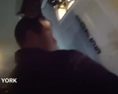 Αστυνομικός επιχειρεί να ανοίξει την πόρτα λίγο πριν την ισχυρή έκρηξη σε σπίτι στη Νέα Υόρκη