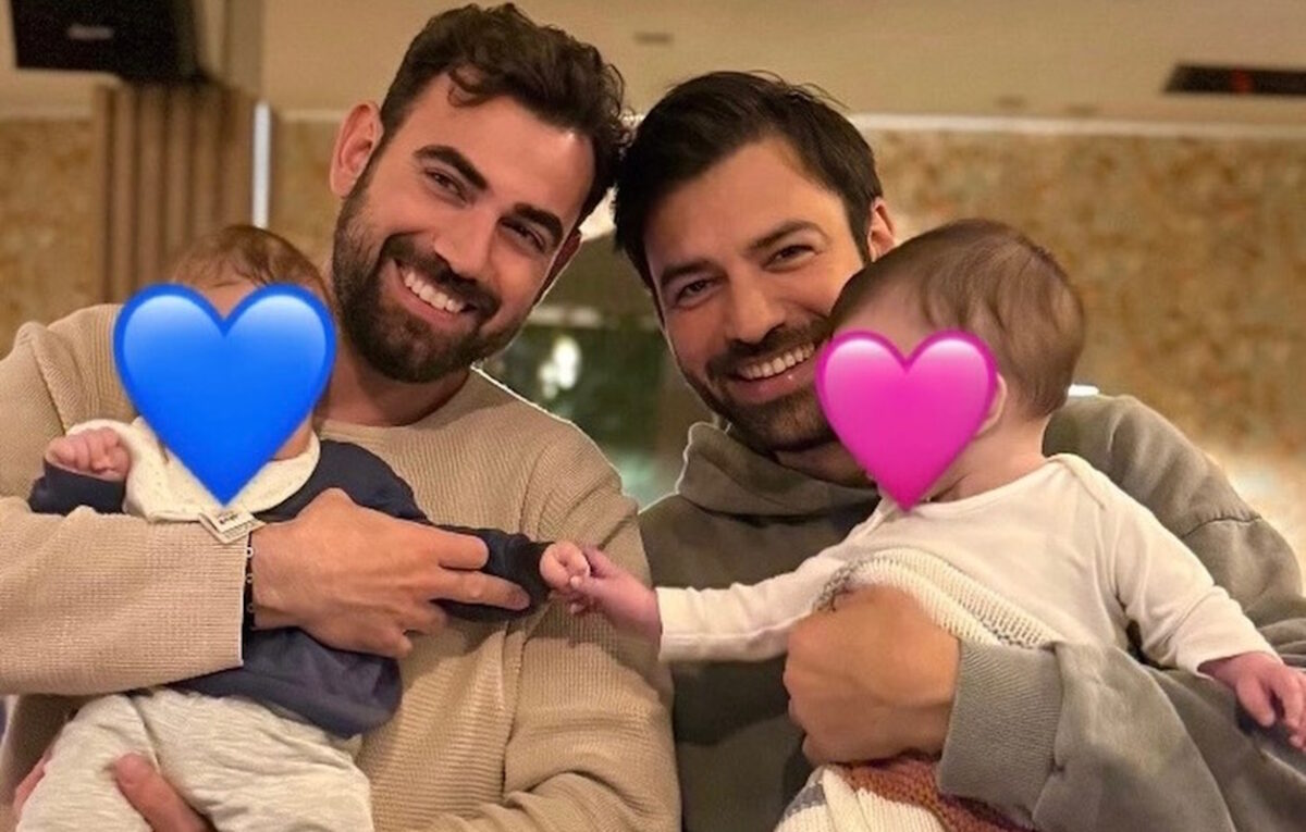 O Αντρέας Γεωργίου και ο Νίκος Πολυδερόπουλος ποζάρουν μαζί, κρατώντας τα μωρά τους αγκαλιά