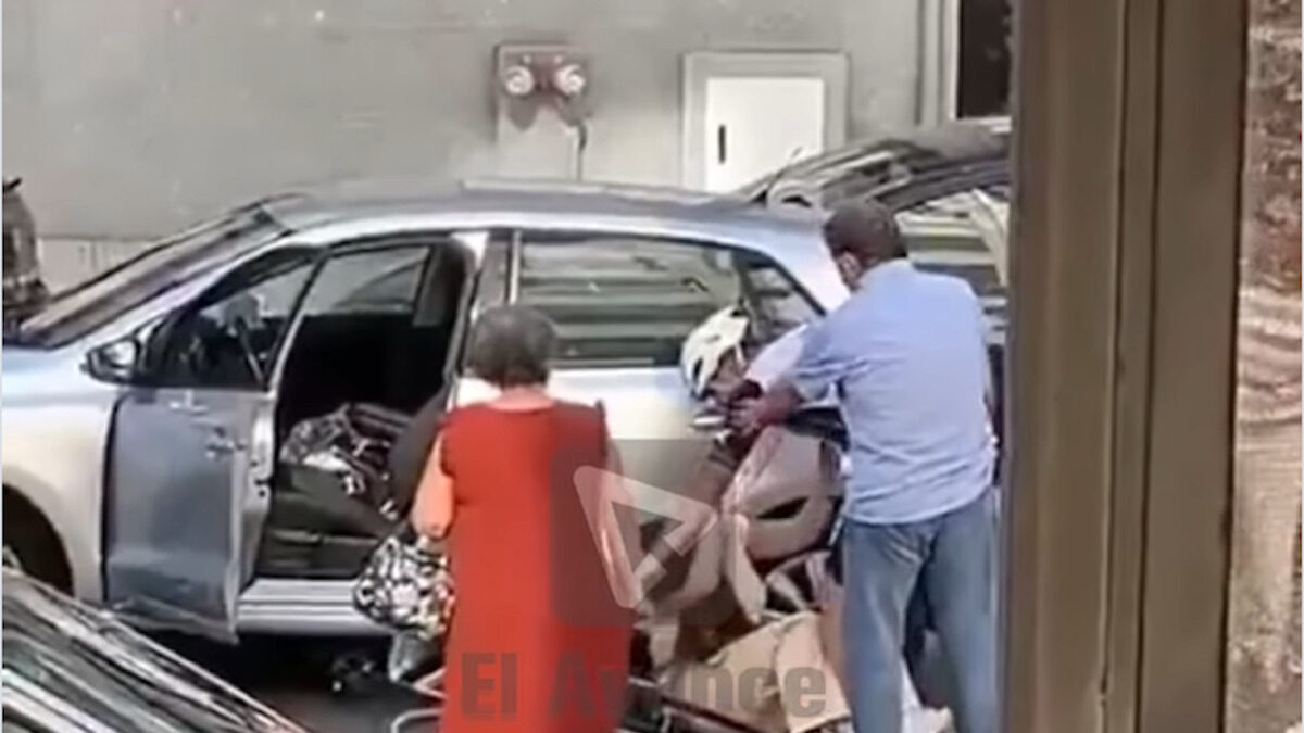 Ο ποδηλάτης χτυπά τη γυναίκα