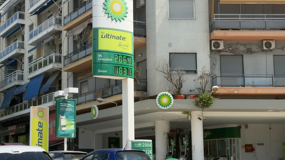 Καύσιμα: Στα 2,10 η αμόλυβδη, η επιδότηση κρατάει «χαμηλά» το πετρέλαιο – «Οι αυξήσεις θα συνεχιστούν» λένε οι πρατηριούχοι