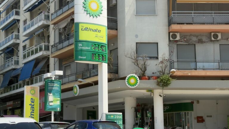 Καύσιμα: Στα 2,10 η αμόλυβδη, η επιδότηση κρατάει «χαμηλά» το πετρέλαιο – «Οι αυξήσεις θα συνεχιστούν» λένε οι πρατηριούχοι