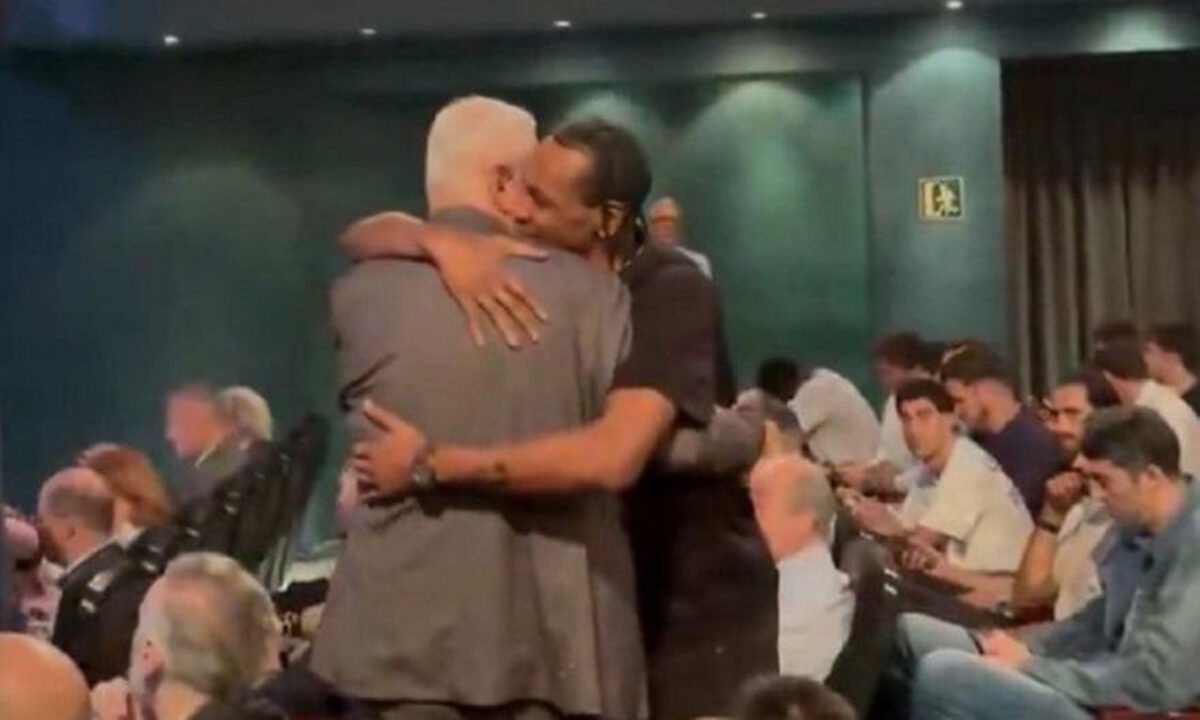 Η θερμή αγκαλιά του Κέβιν Πάντερ με τον Ντράγκαν Σάκοτα στο gala του BCL