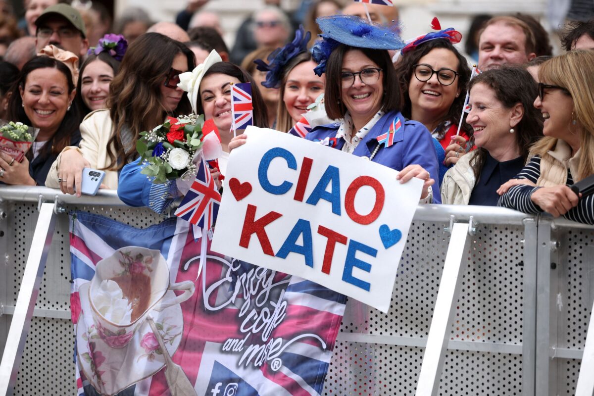 «Ciao Kate»: Ντελίριο για την Κέιτ Μίντλετον στην Ιταλία - Ανθοδέσμες και πανό στο πρώτο της επίσημο ταξίδι στο εξωτερικό μετά από 3 χρόνια