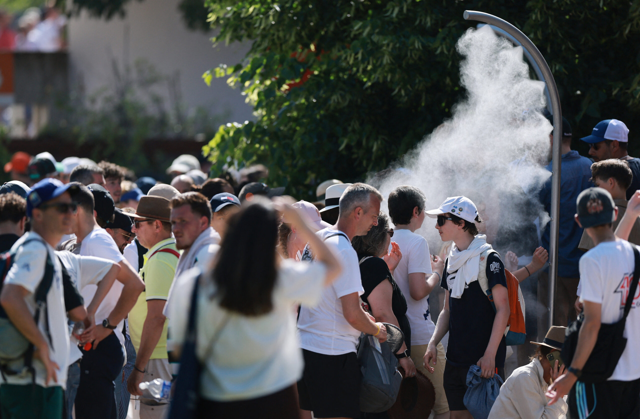 Ο τρόπος με τον οποίο δροσίζονται οι θεατές έξω από το γήπεδο