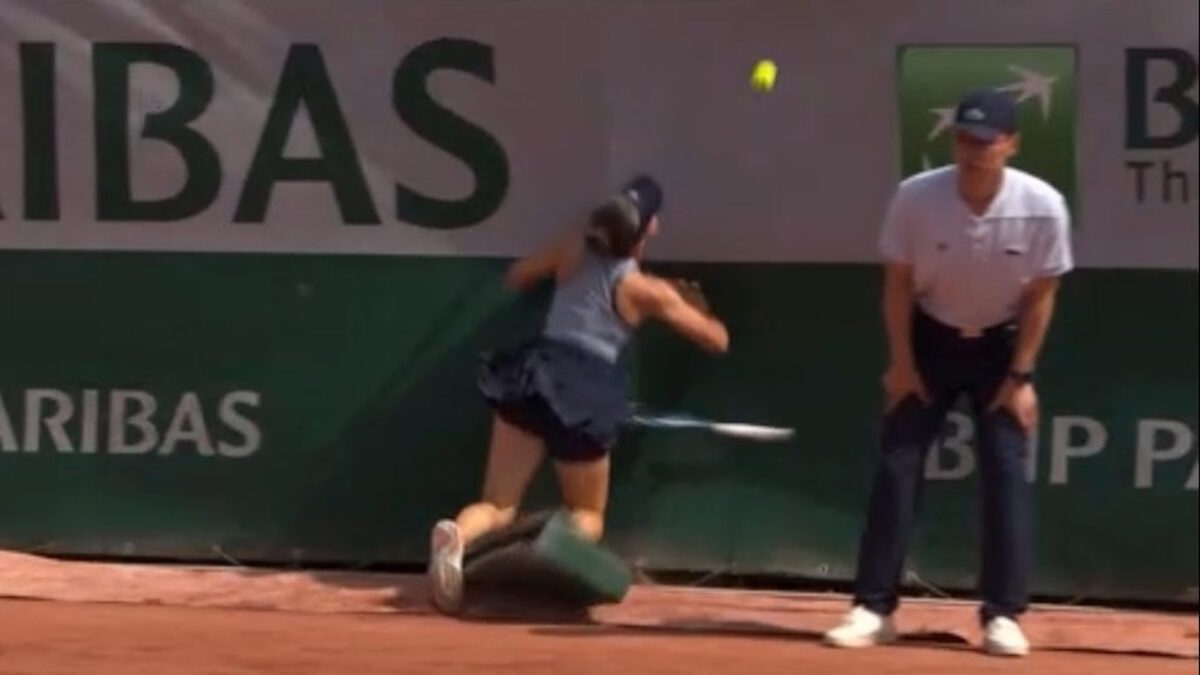 Roland Garros: Η Ζεϊνέπ Σονμέζ βρήκε σε διαφημιστική πινακίδα, τραυματίστηκε και αποσύρθηκε από τον αγώνα της