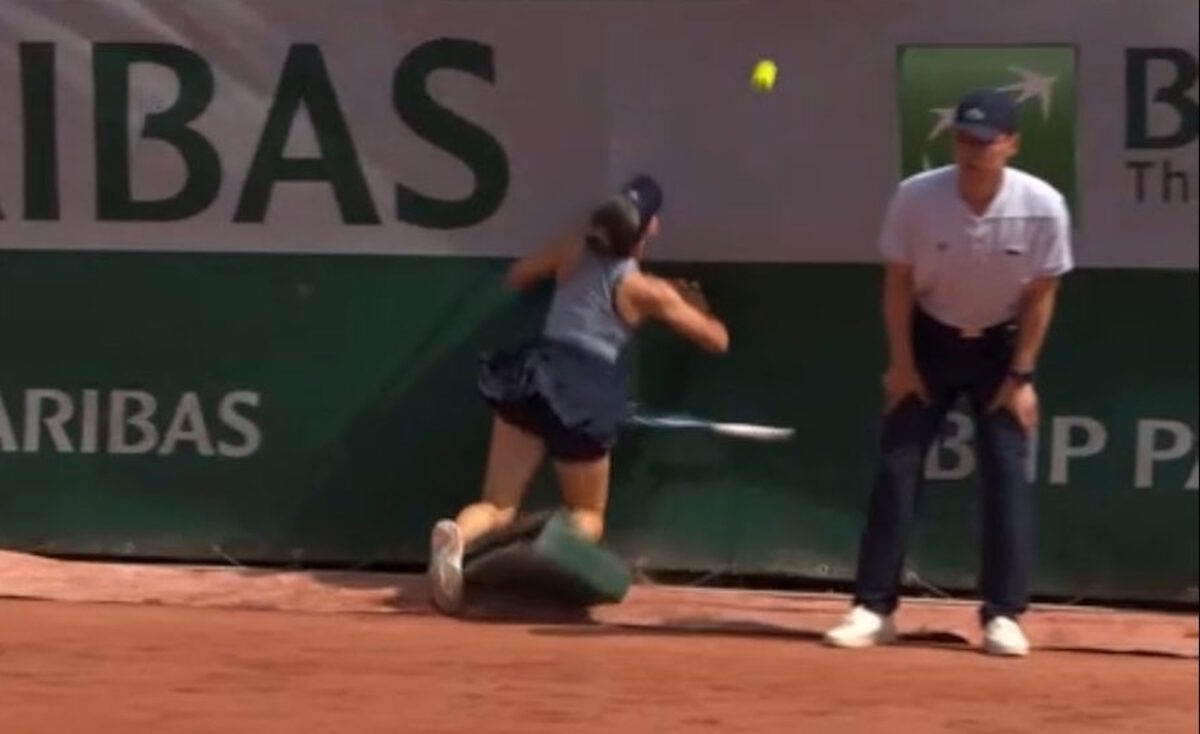 Roland Garros: Η Ζεϊνέπ Σονμέζ βρήκε σε διαφημιστική πινακίδα, τραυματίστηκε και αποσύρθηκε από τον αγώνα της