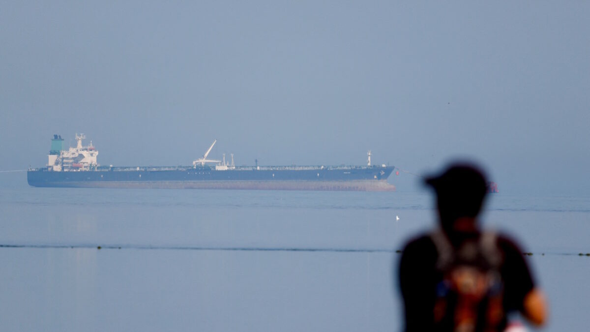 FILE PHOTO: A tourist watches the MT Desert Kite oil tanker carrying Russian oil at Narara Marine National Park in the Arabian Sea, Gujarat, India, March 11 , 2026. REUTERS/Amit Dave/File Photo