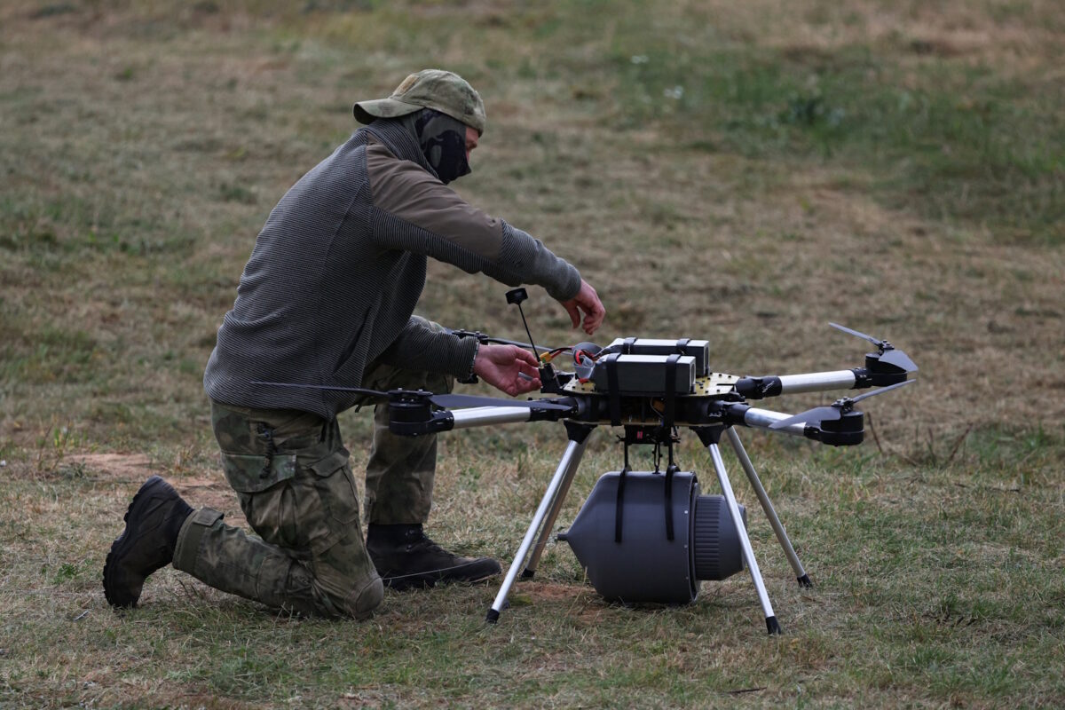 Ρώσος στρατιώτης προετοιμάζει drone