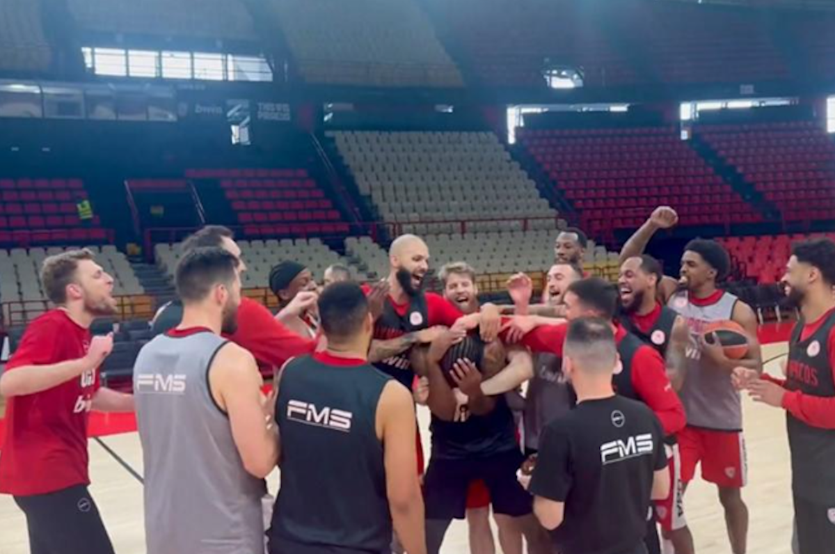 Ολυμπιακός: Τούρτα έκπληξη και φατούρο στον Ταϊρίκ Τζόουνς για τα γενέθλιά του