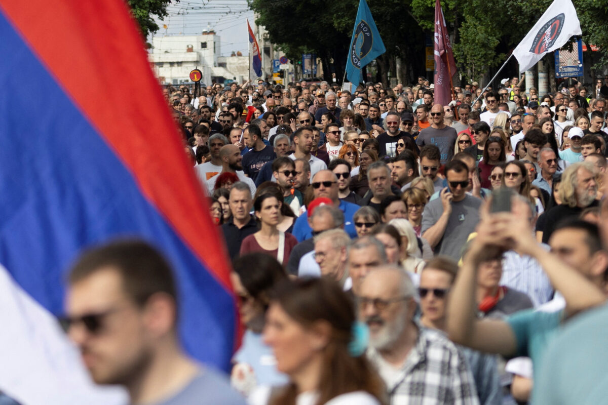 Σερβία: Αυτοκίνητο προσπάθησε να «σπάσει» διαδήλωση στο Βελιγράδι και παρέσυρε 90χρονο - Δείτε βίντεο