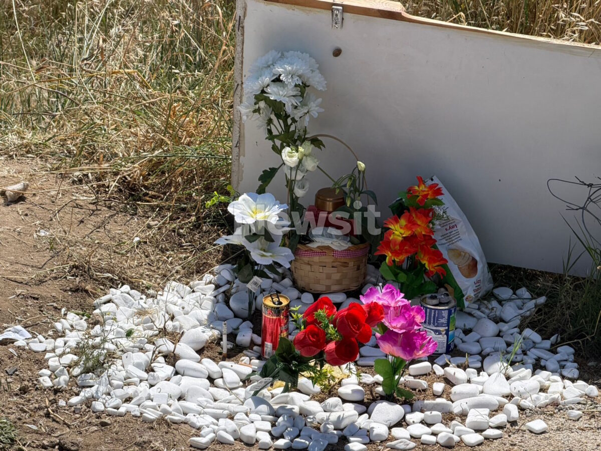 Λουλούδια δίπλα από το αρδευτικό κανάλι που βρέθηκε νεκρός ο 10χρονος