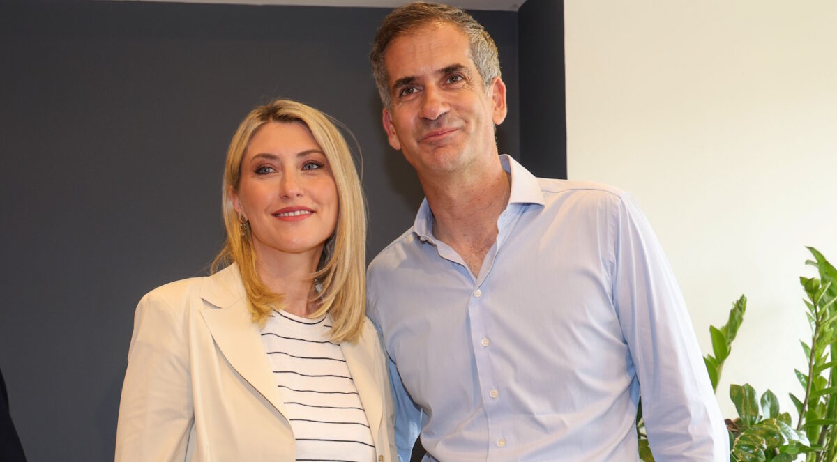 Σία Κοσιώνη και Κώστας Μπακογιάννης χαμογελαστοί στην παρουσίαση του βιβλίου της - Οι κοινές φωτογραφίες