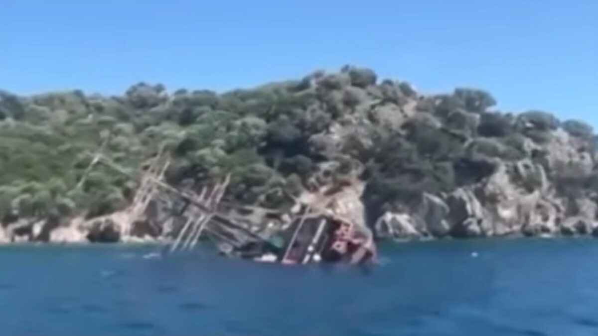 Τουριστικό σκάφος που βυθίζεται στη Μαρμαρίδα